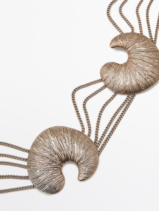 Belt with fossil pieces