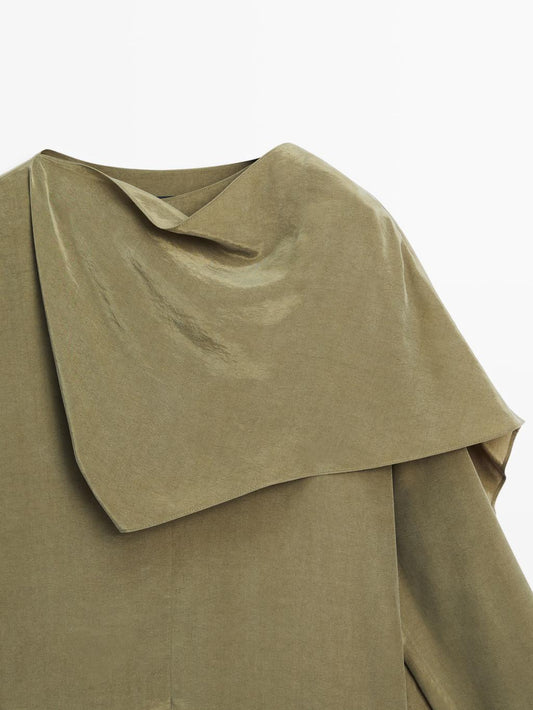 Flowing blouse with voluminous collar