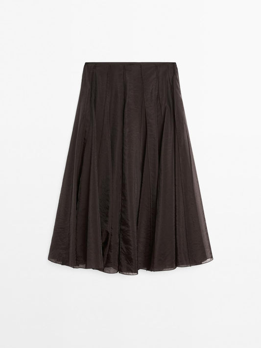 Long voluminous skirt with godet detail