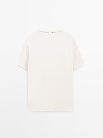 Short-sleeve T-shirt with contrast topstitching