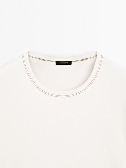 Short-sleeve T-shirt with contrast topstitching