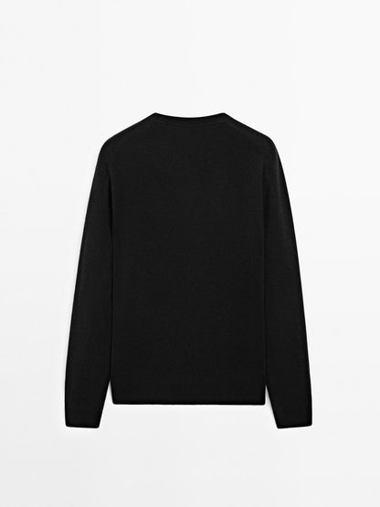 Cashmere knit sweater with a crew neck