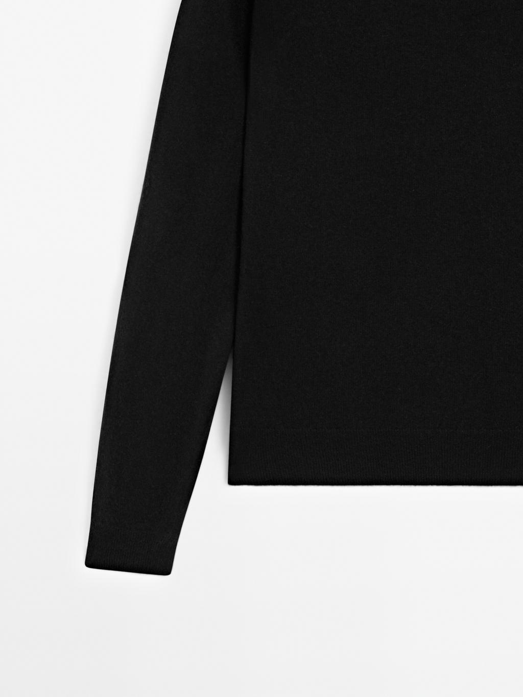 Cashmere knit sweater with a crew neck