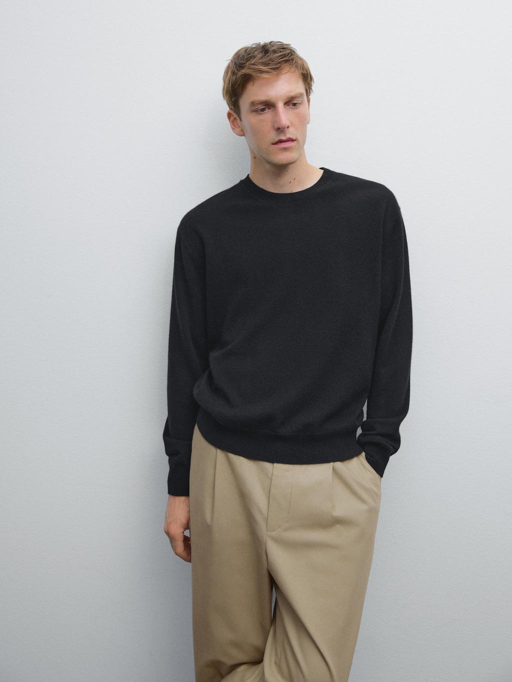 Cashmere knit sweater with a crew neck