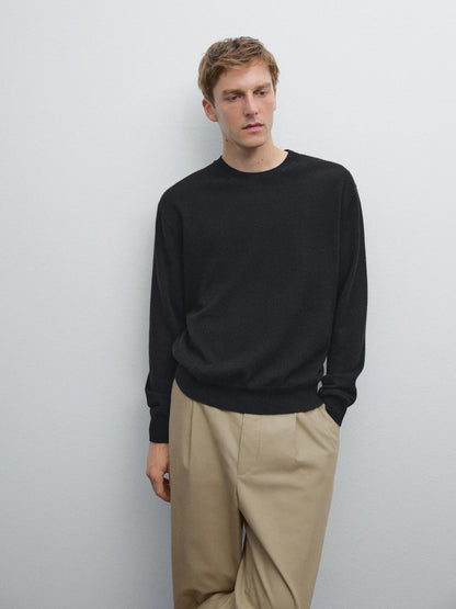 Cashmere knit sweater with a crew neck