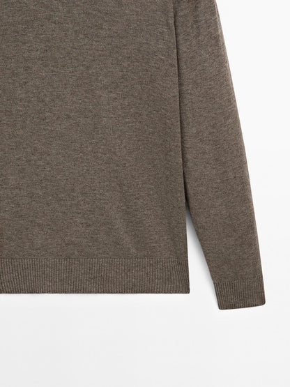 Crew neck knit sweater