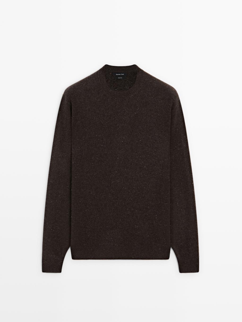 Round neck knit sweater with contrast detail