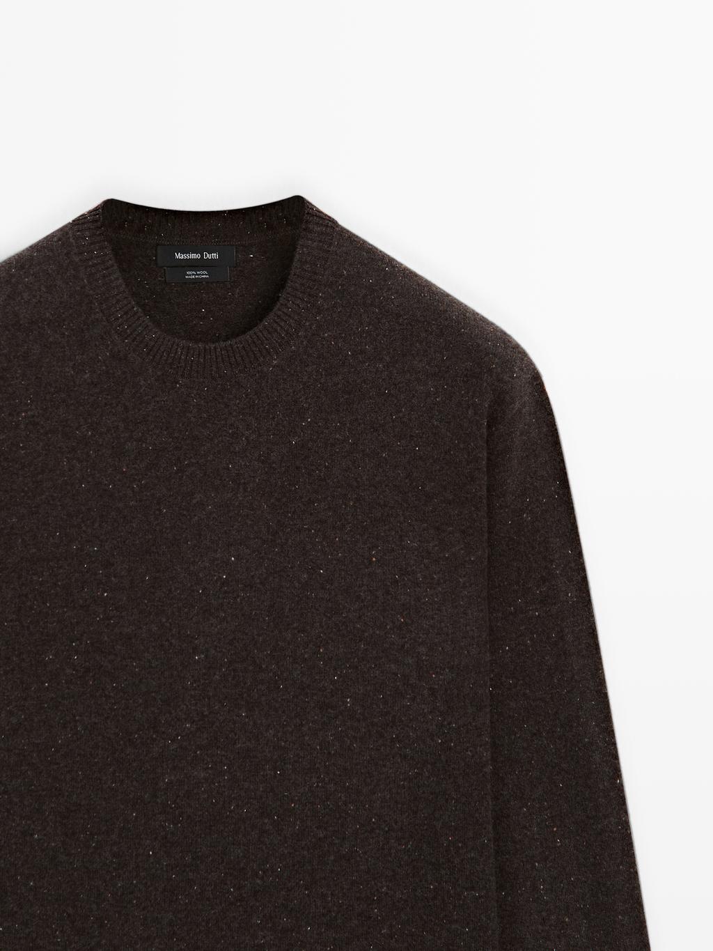 Round neck knit sweater with contrast detail