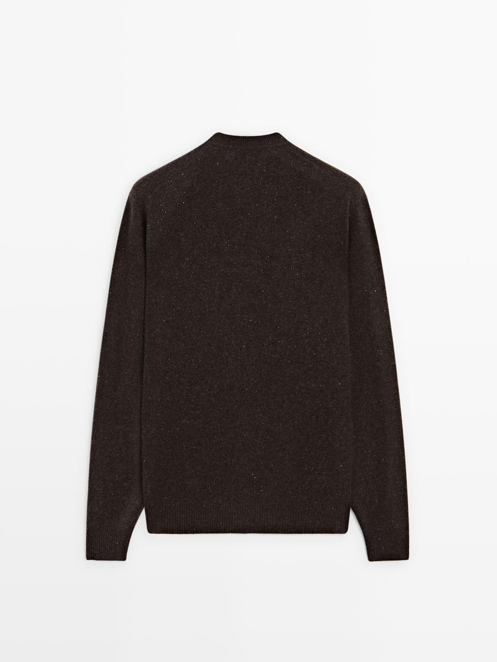 Round neck knit sweater with contrast detail