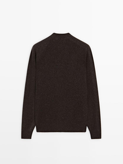 Round neck knit sweater with contrast detail