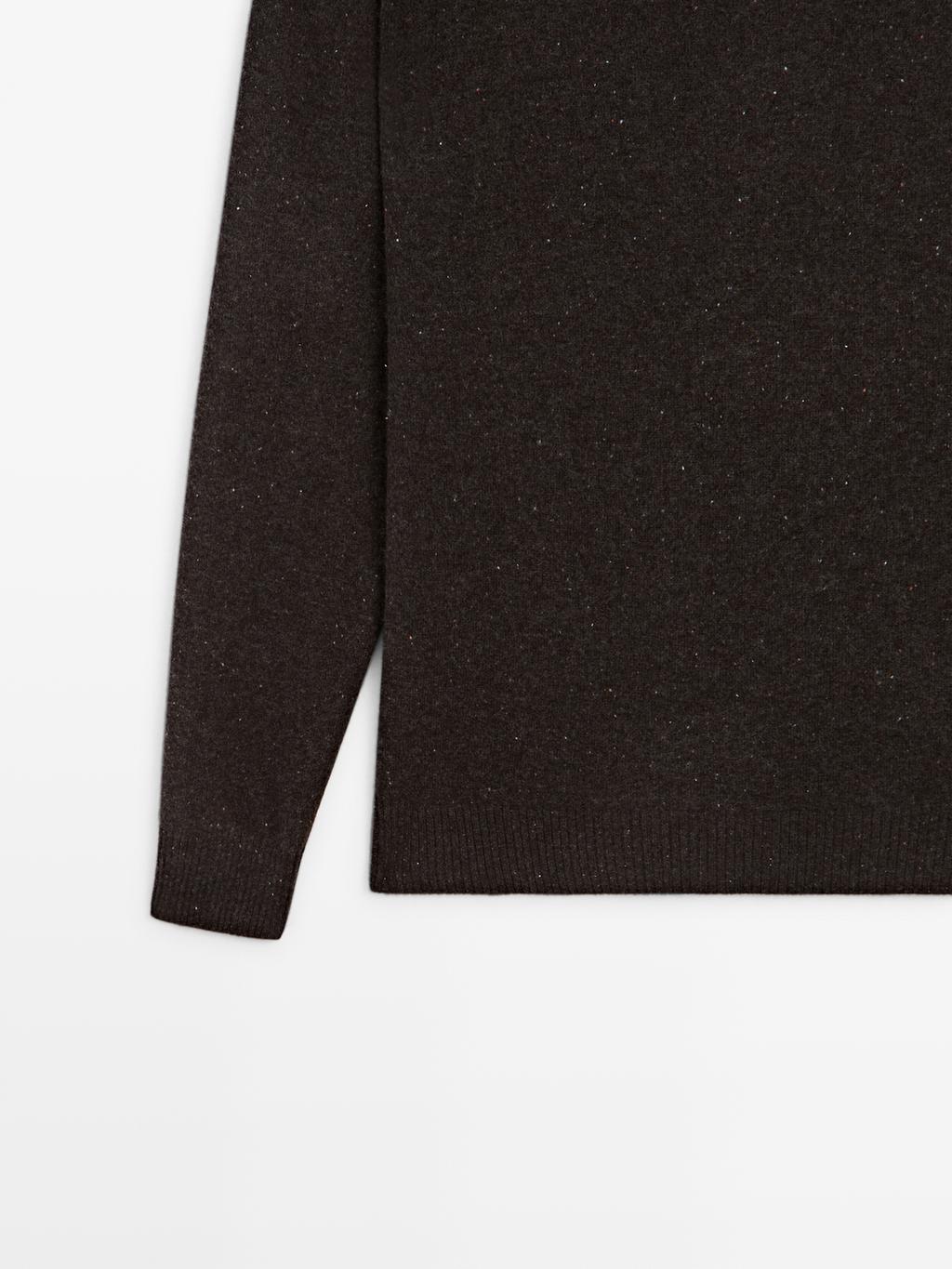 Round neck knit sweater with contrast detail