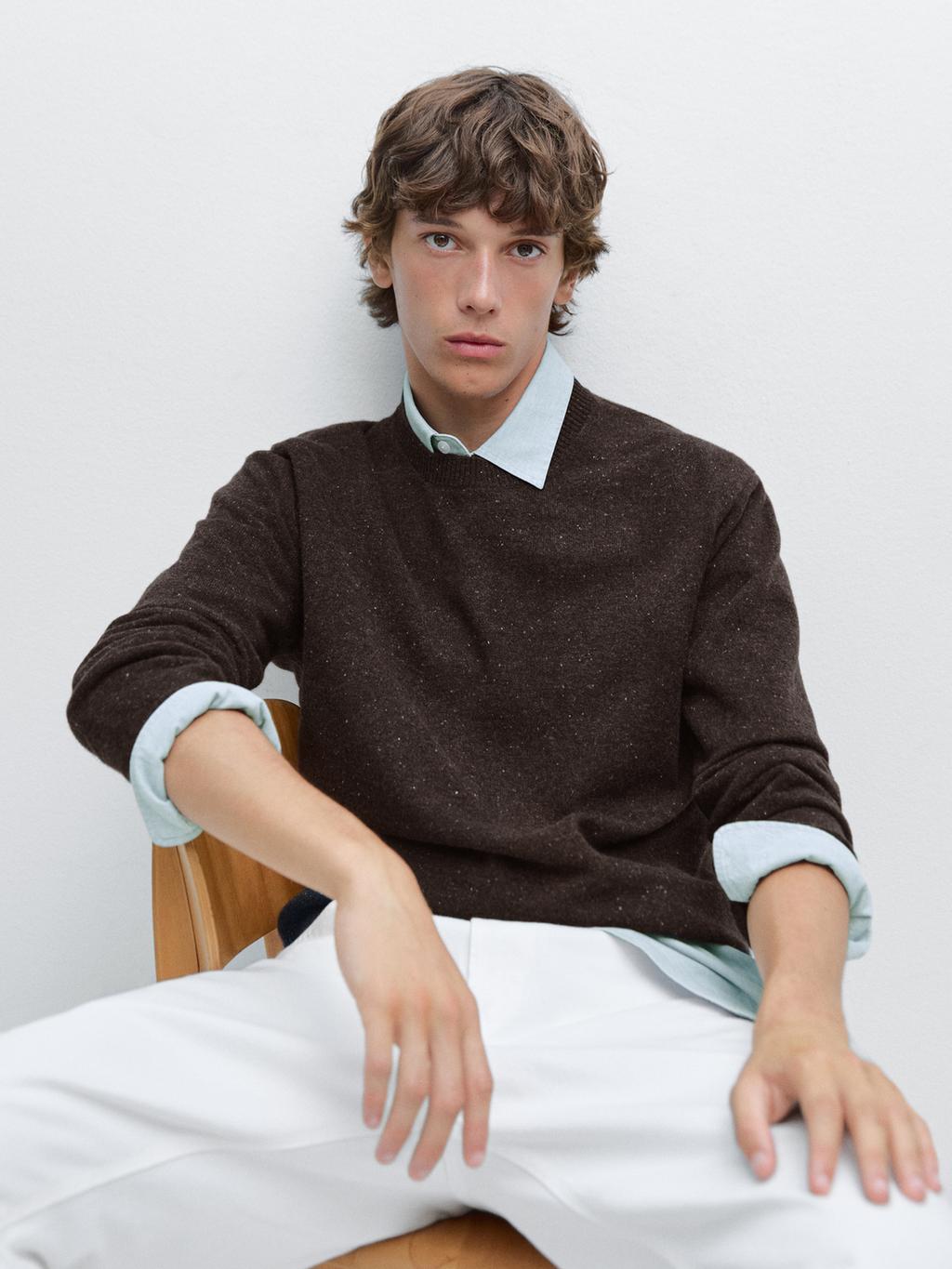 Round neck knit sweater with contrast detail