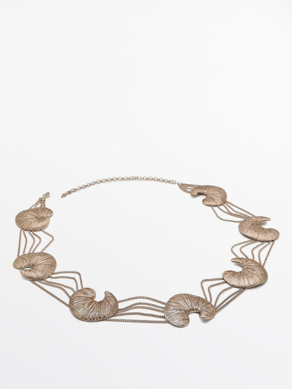 Belt with fossil pieces