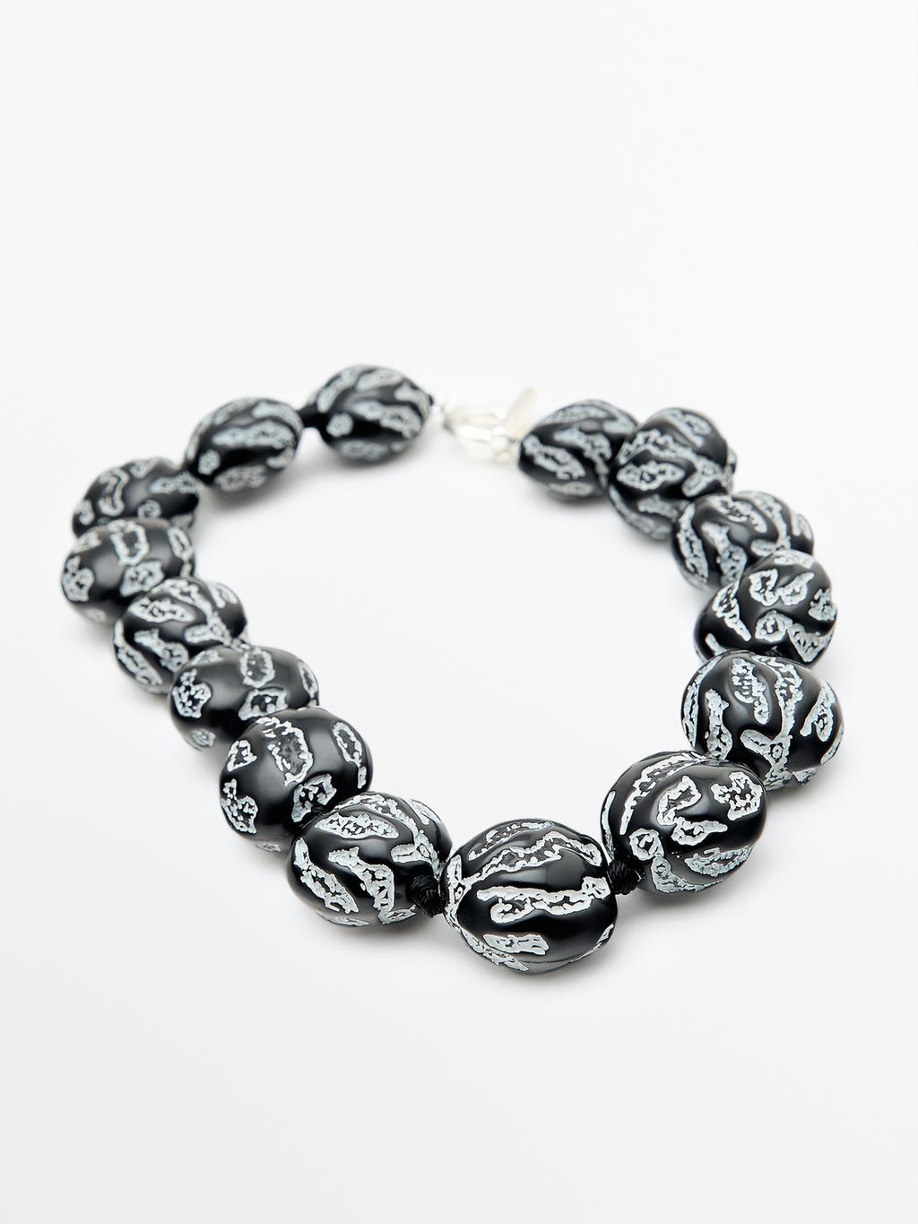 Short pendant with irregular beads