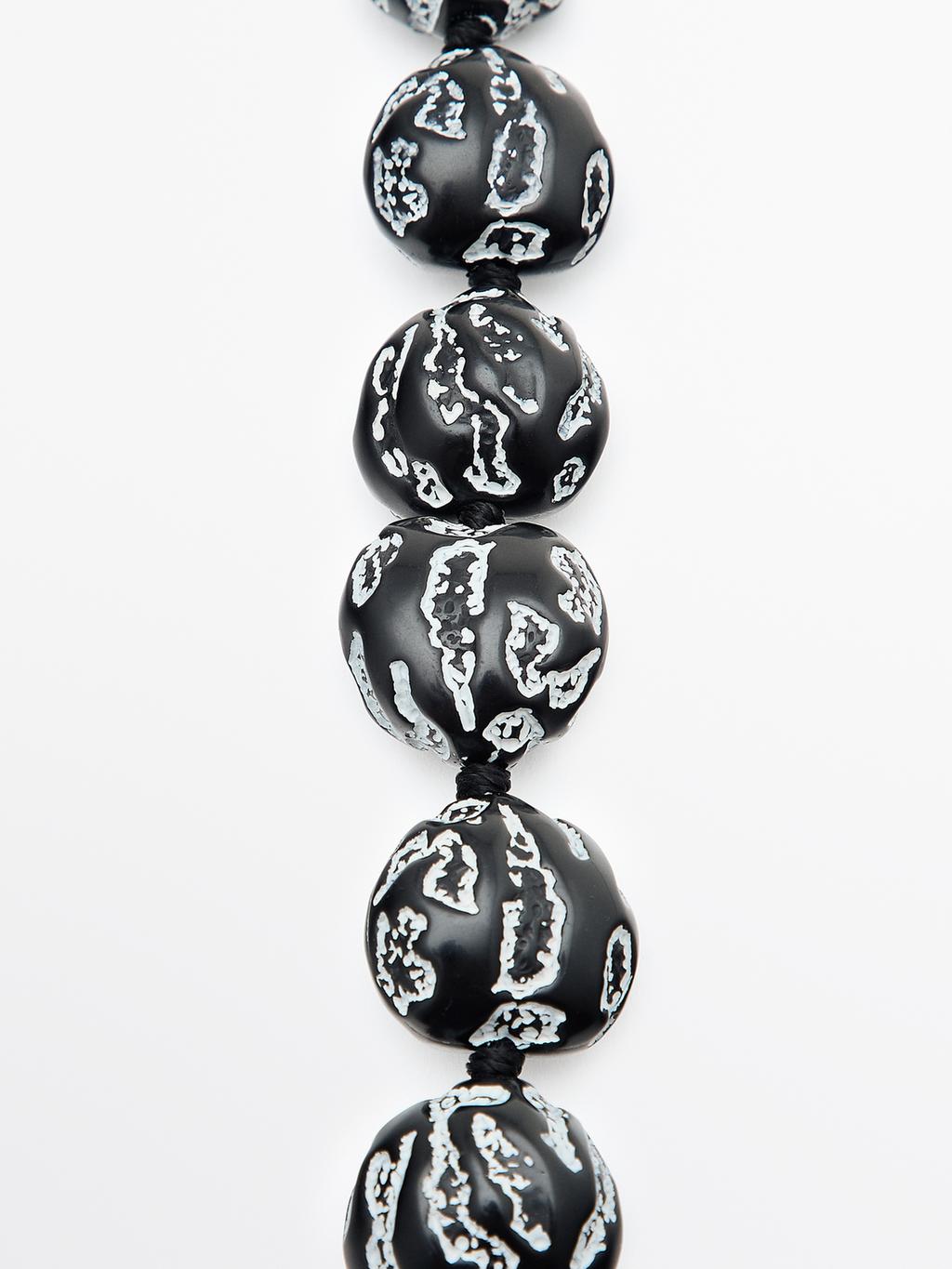 Short pendant with irregular beads