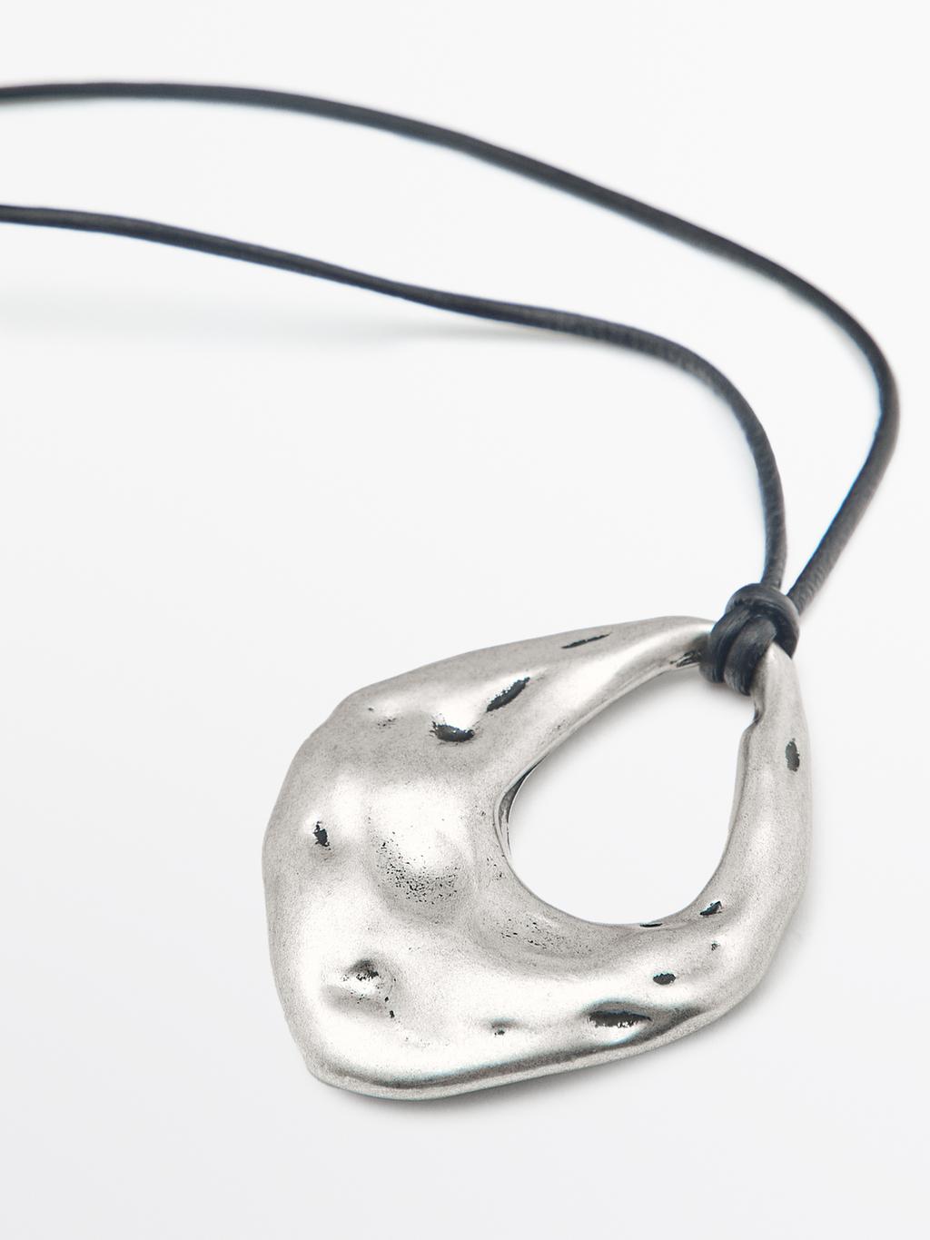 Diluted piece pendant