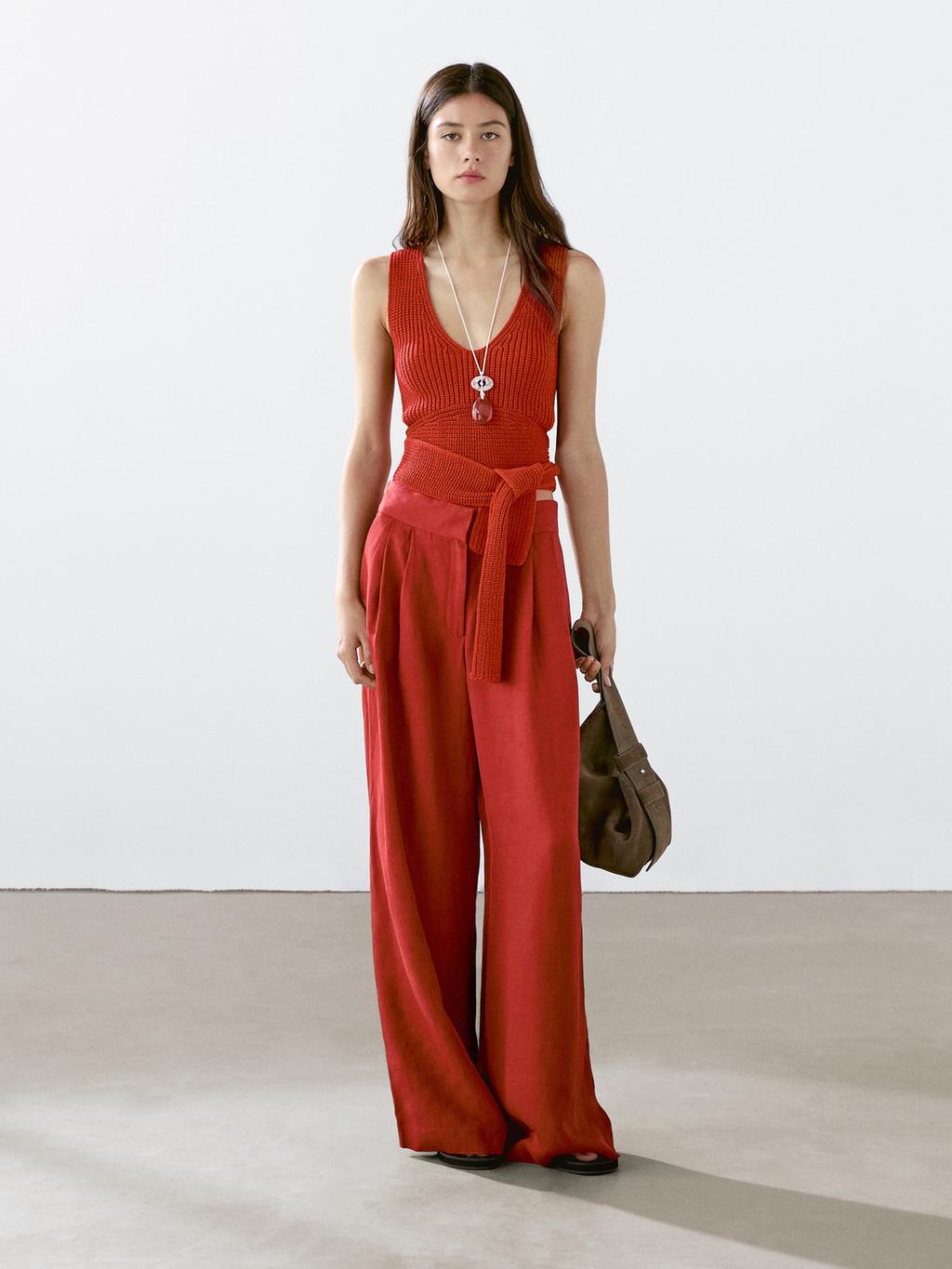 Flowing trousers with darts