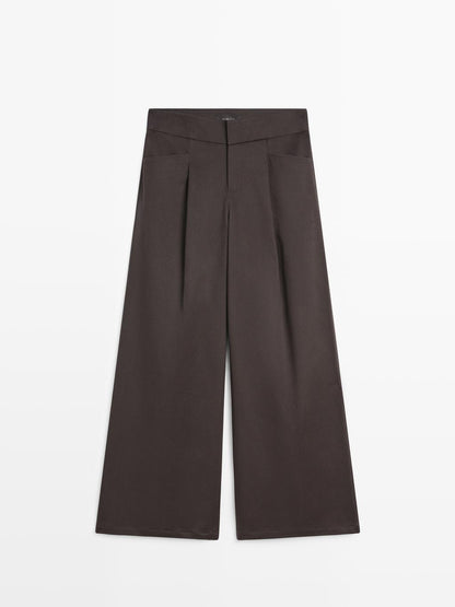 Wide-leg pleated trousers