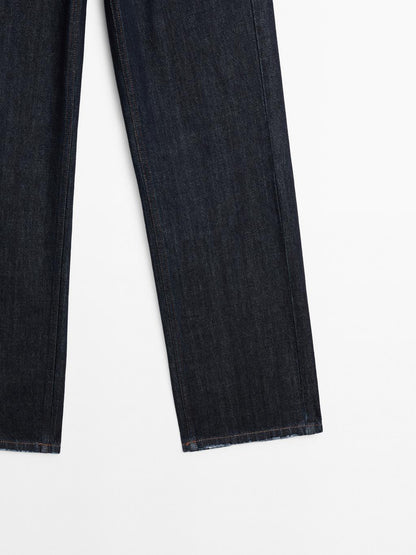 Mid-waist straight-leg jeans with seam detail