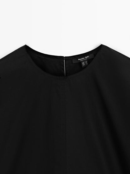 Loose-fitting blouse with sleeve detail