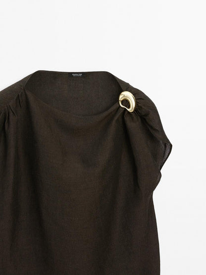 Linen blend blouse with brooch detail