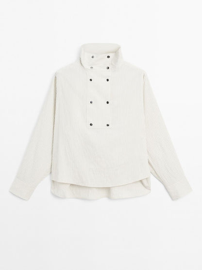 Flowing shirt with button detail on the chest