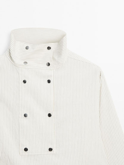Flowing shirt with button detail on the chest