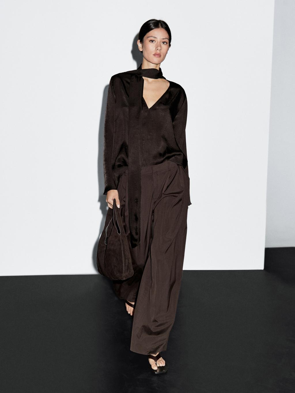 Flowing blouse with tie