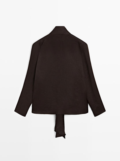 Flowing blouse with tie