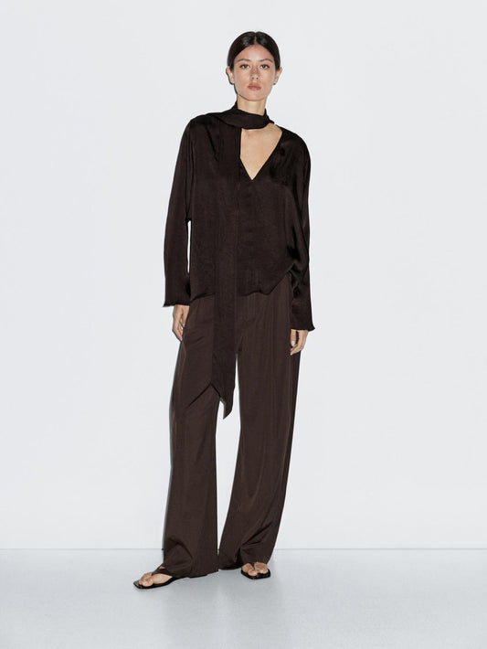 Flowing blouse with tie