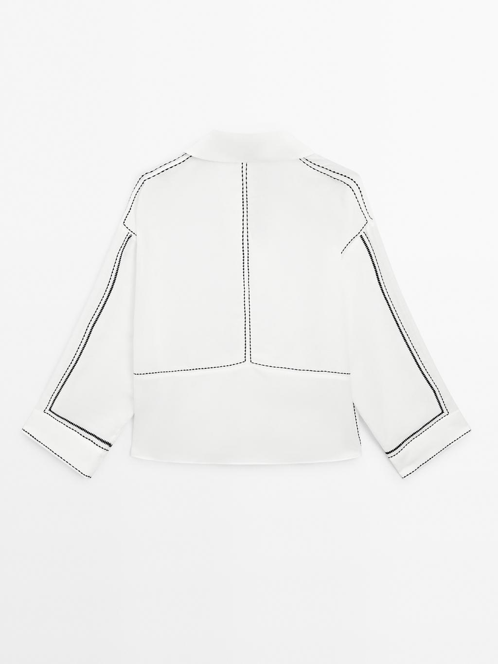 Loose-fitting blouse with contrast details