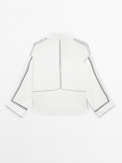 Loose-fitting blouse with contrast details