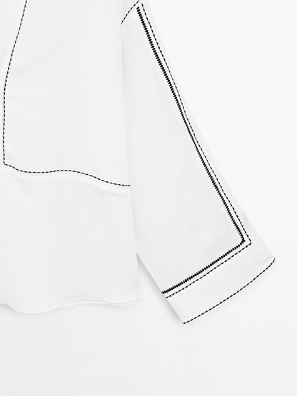 Loose-fitting blouse with contrast details