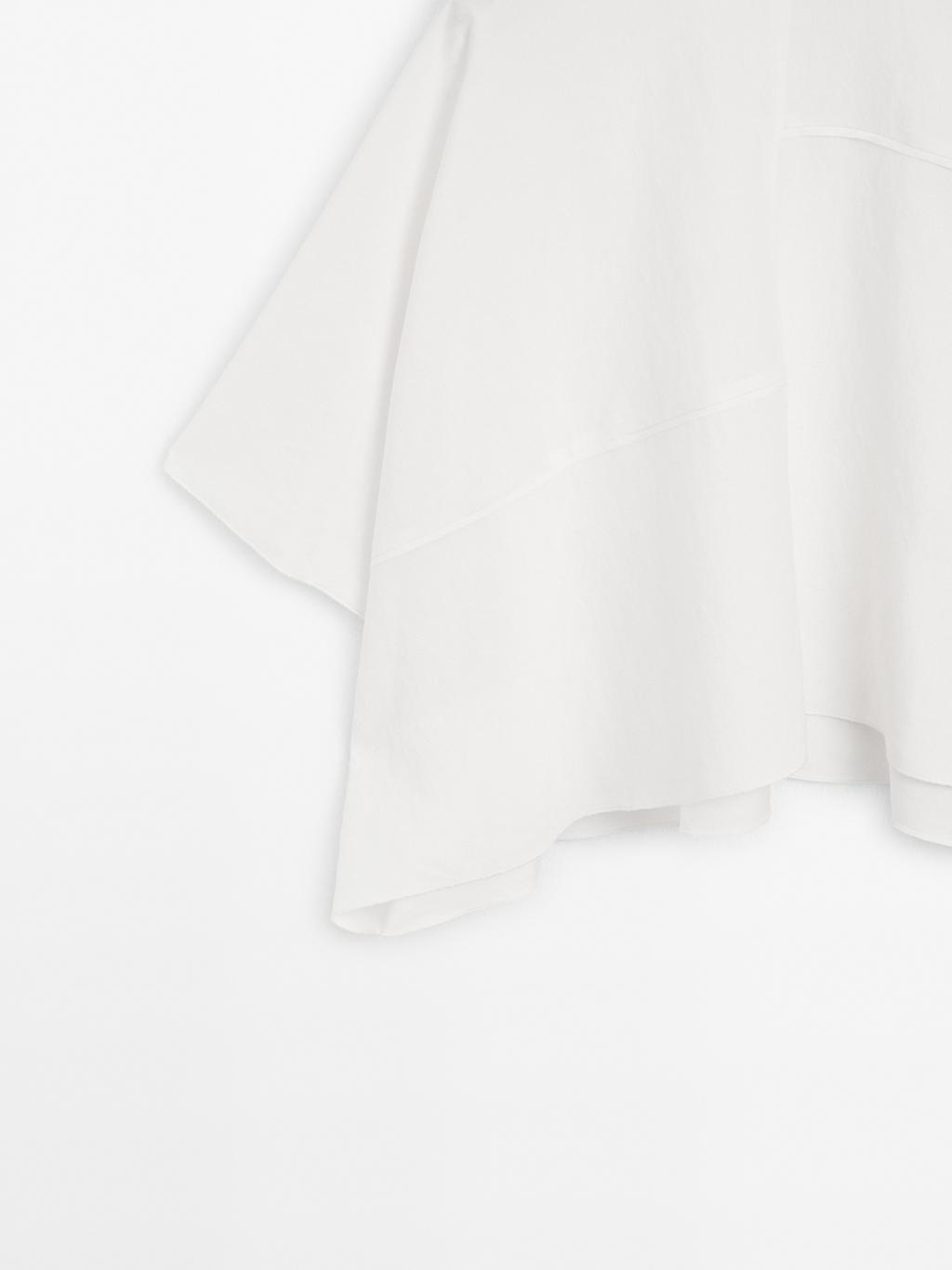 Short cape with seam details