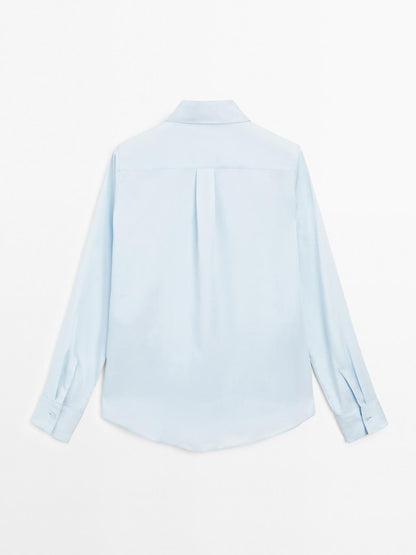 Flowing shirt with shirt collar
