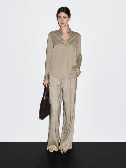 Flowing shirt with shirt collar