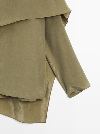 Flowing blouse with voluminous collar