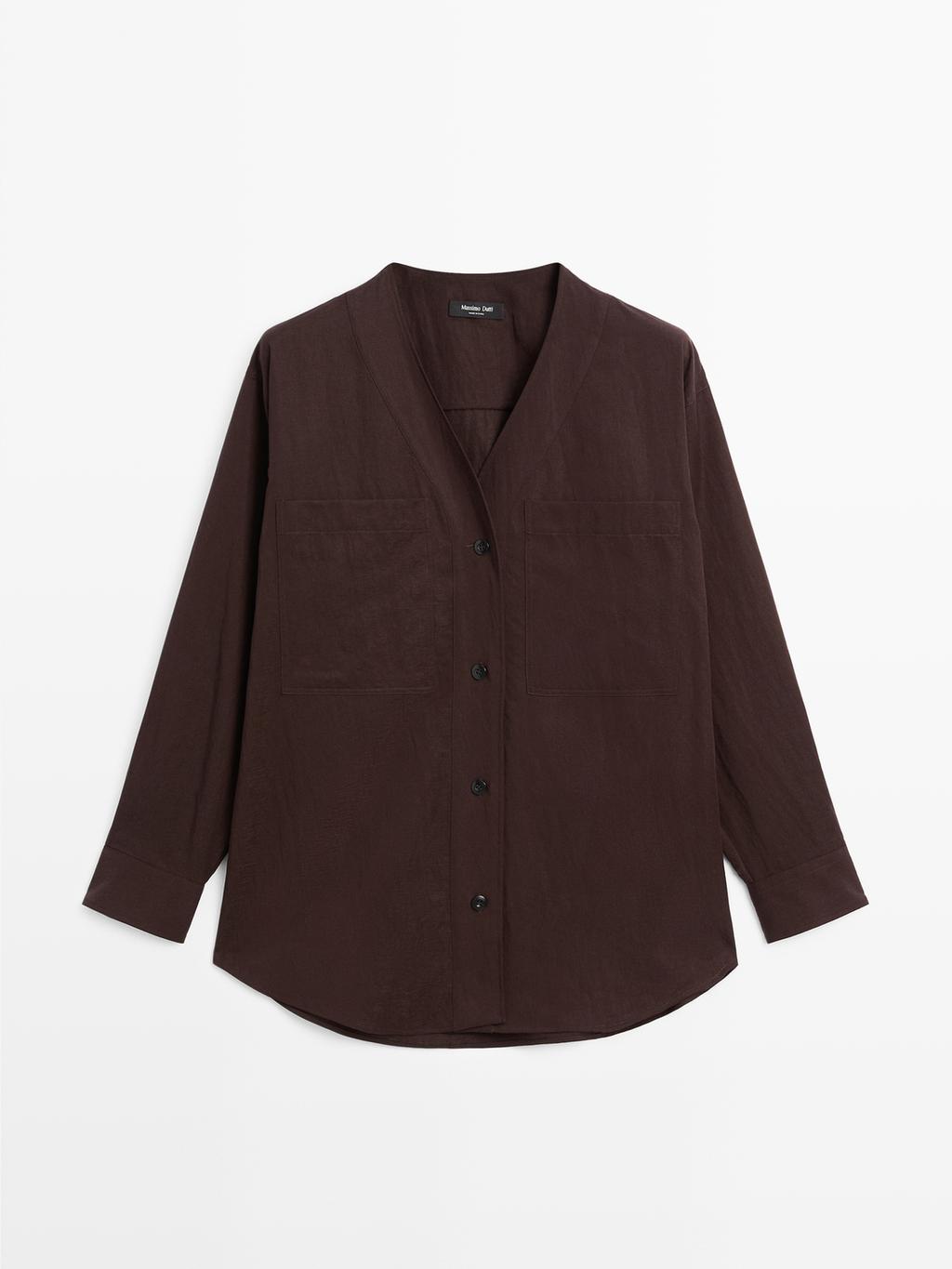 V-neck shirt with pockets