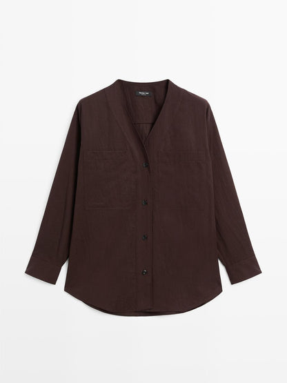 V-neck shirt with pockets