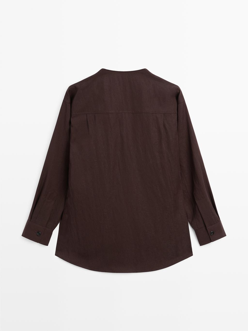 V-neck shirt with pockets