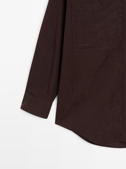 V-neck shirt with pockets