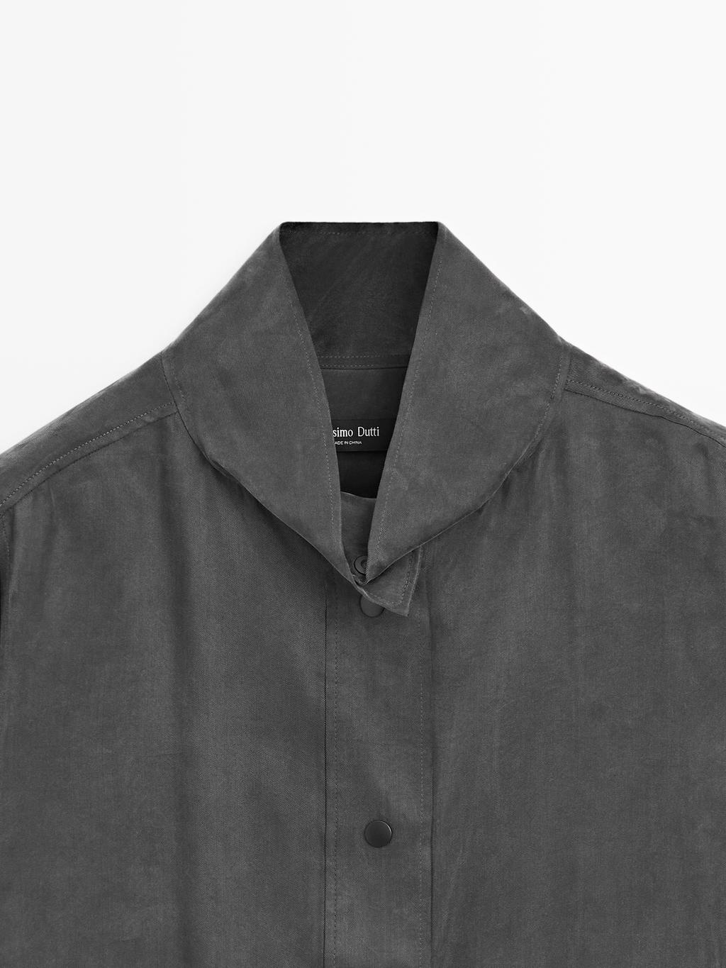 Flowing shirt with snap buttons