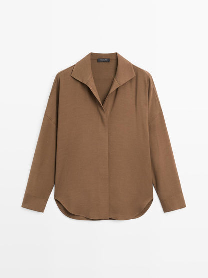 Flowing shirt with hidden buttons