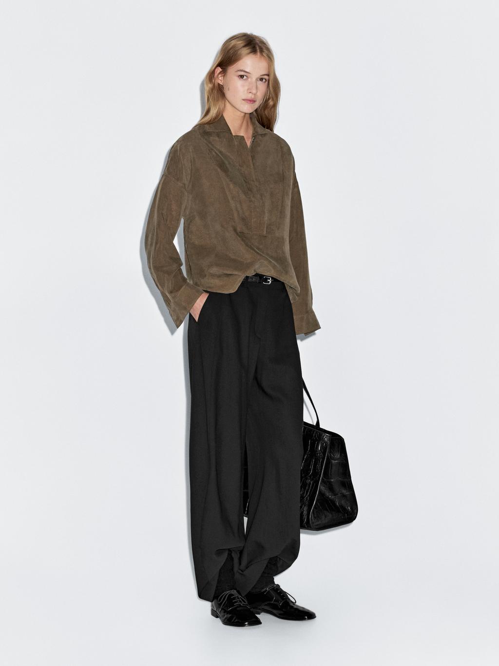 Blouse with zip on the chest