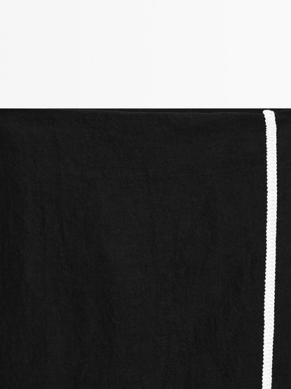 Midi skirt with contrast embroidery