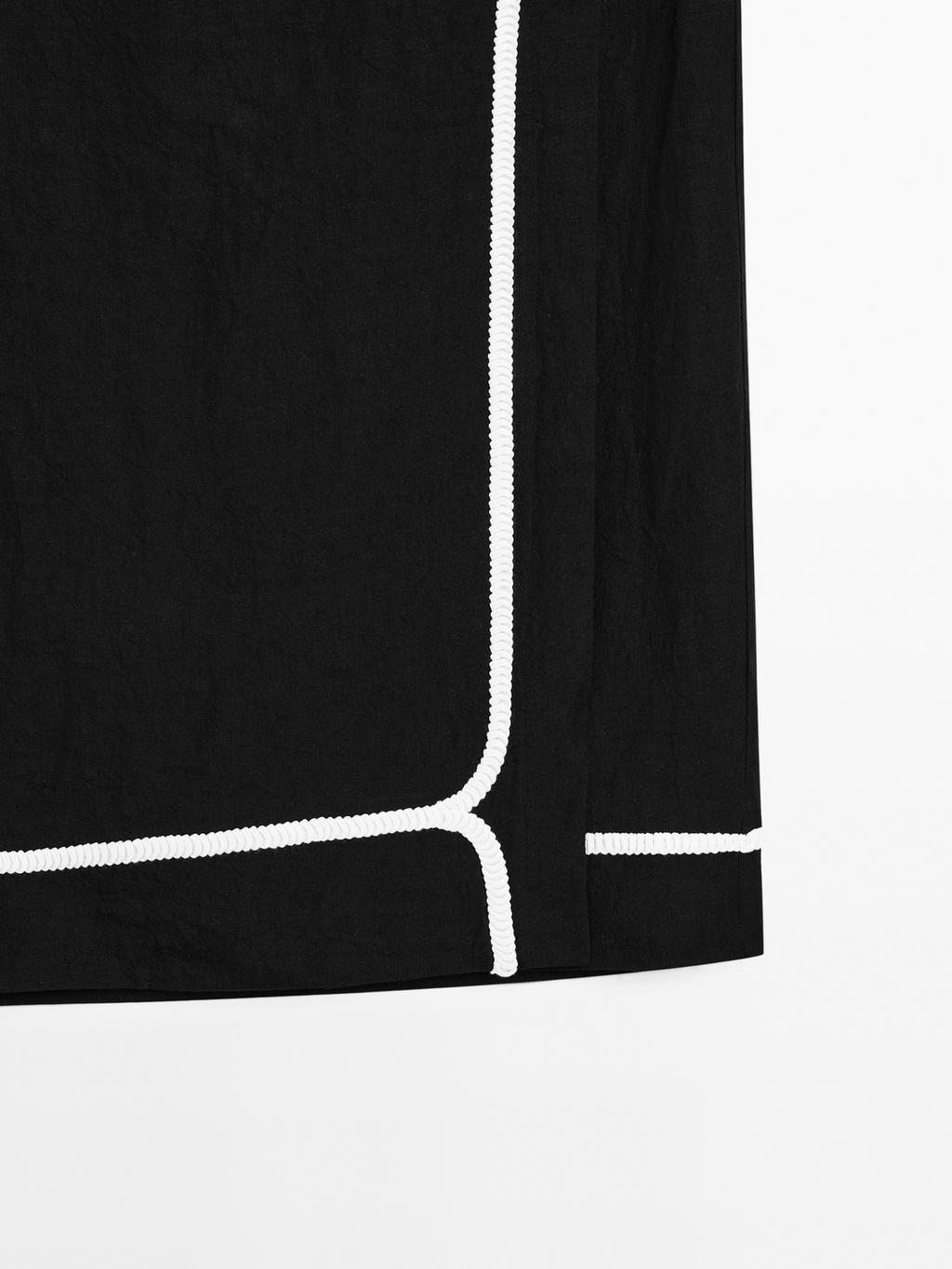 Midi skirt with contrast embroidery