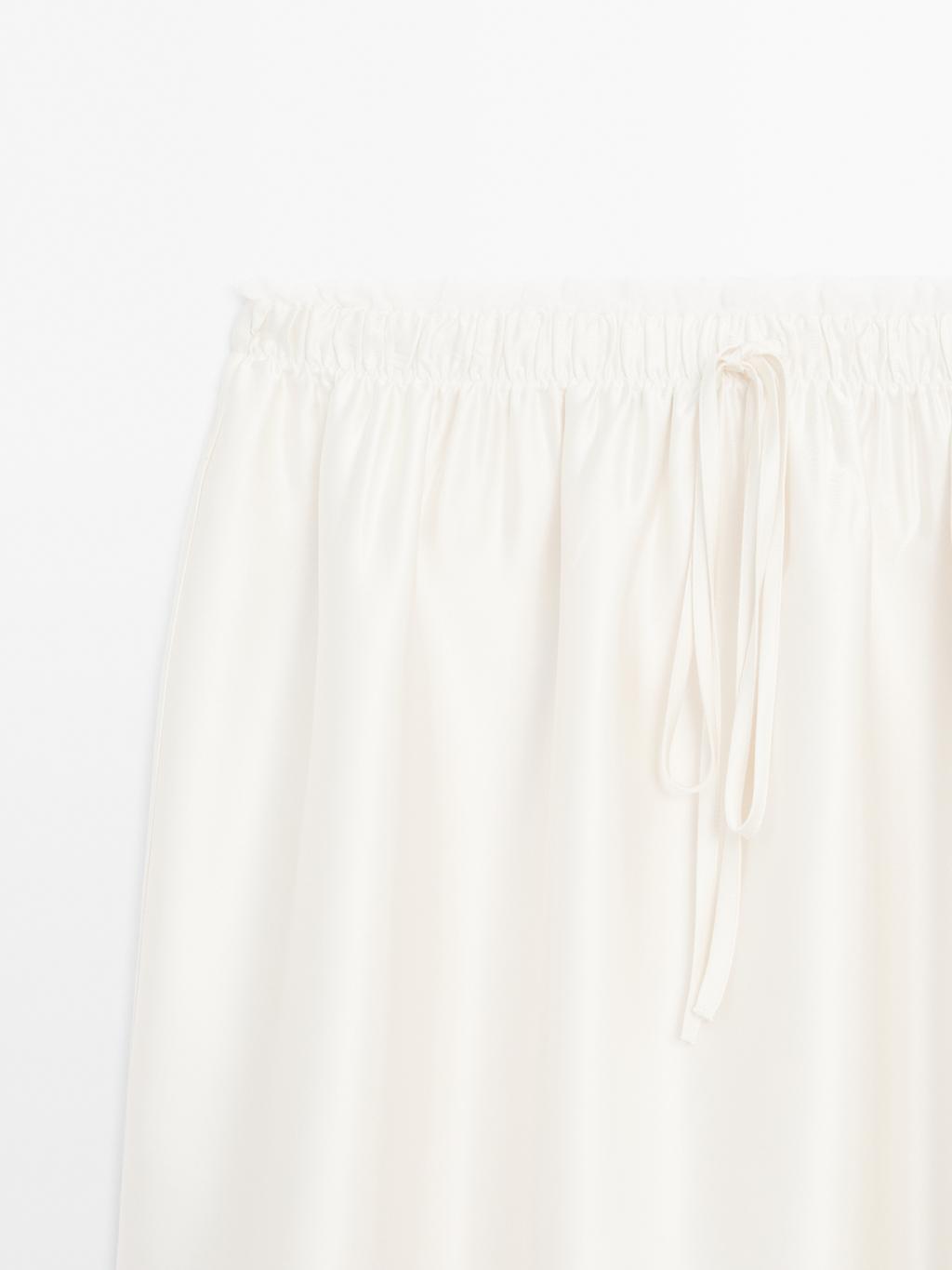 Contrast lace-trimmed skirt