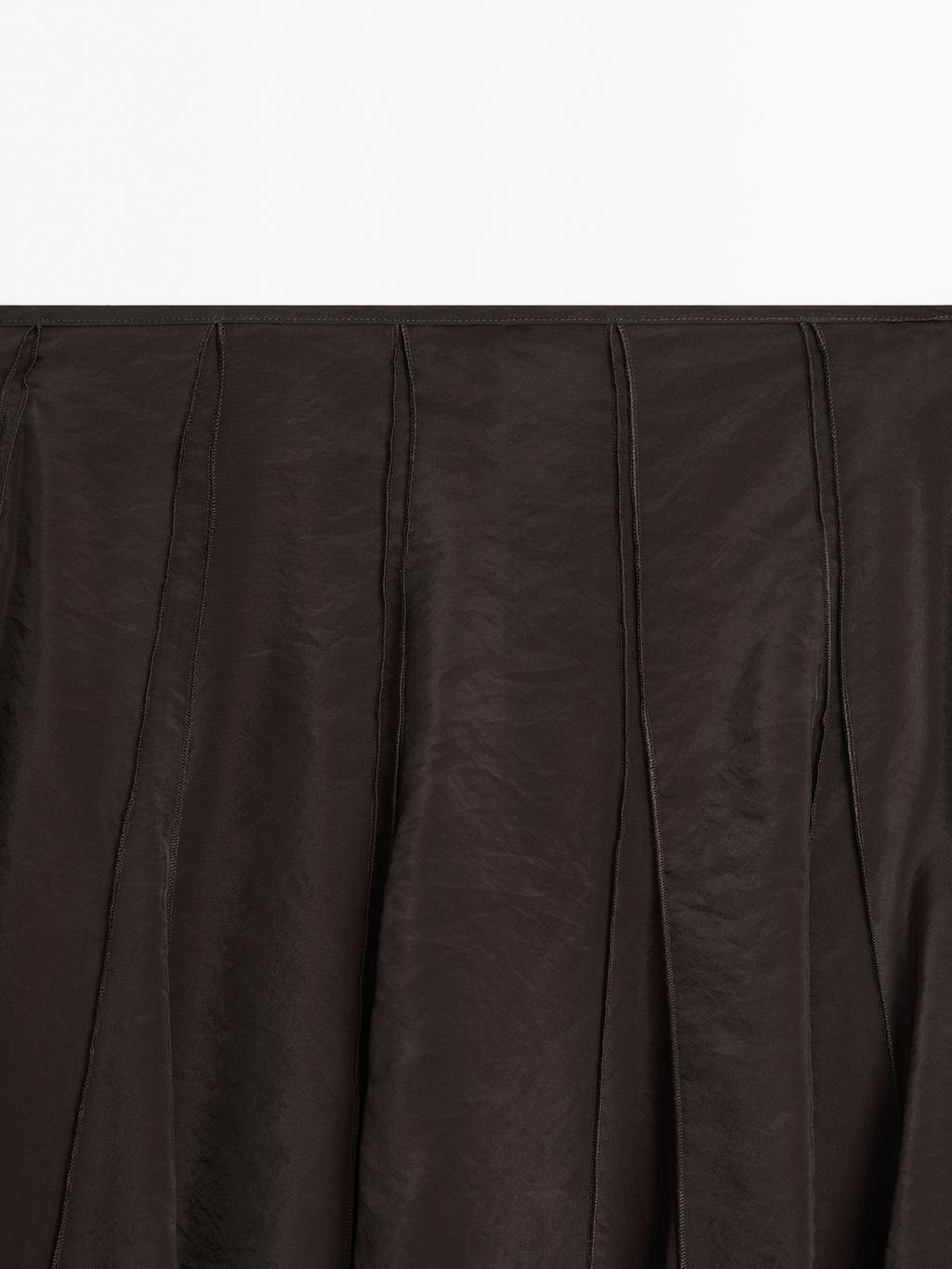 Long voluminous skirt with godet detail