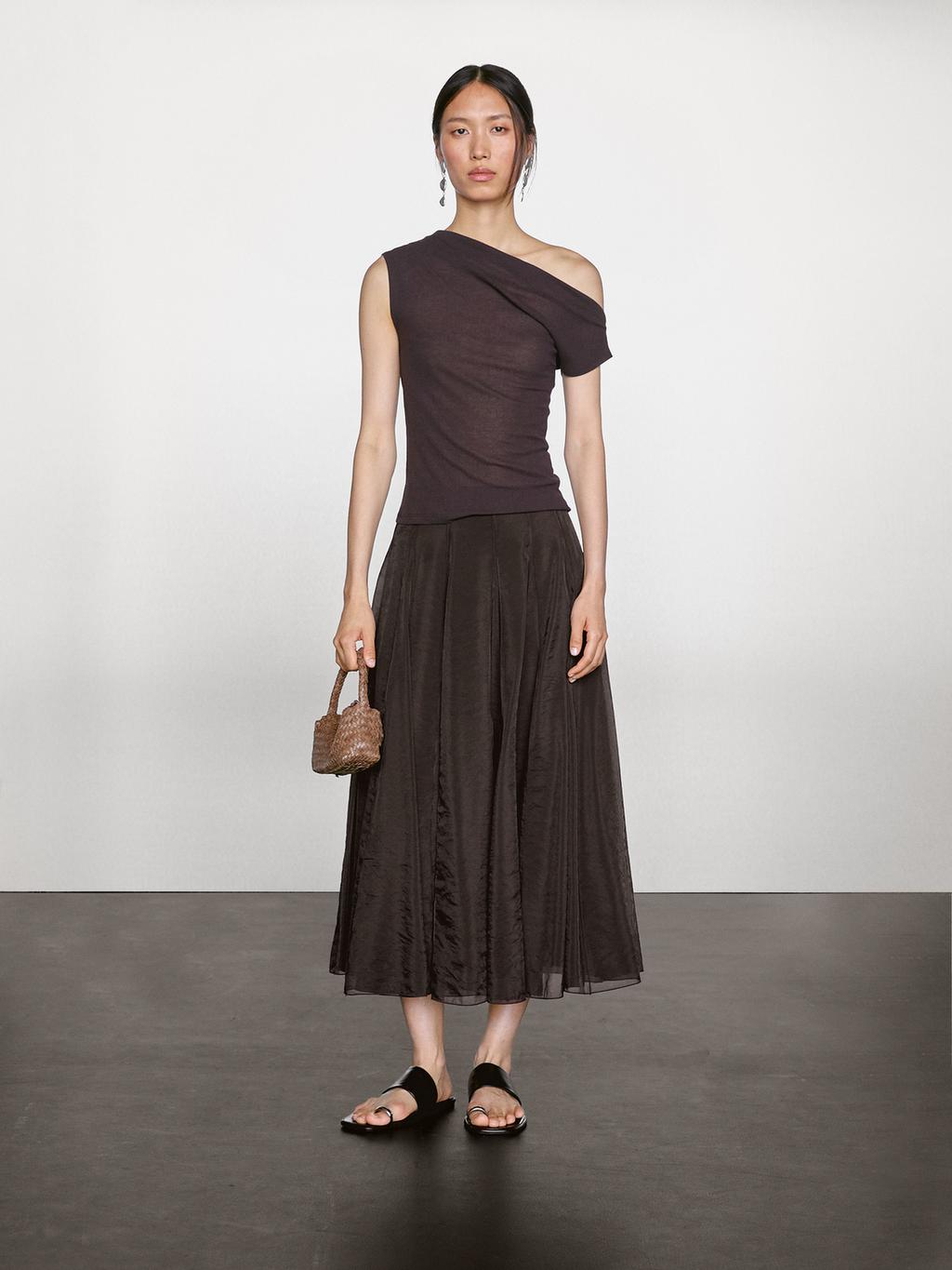 Long voluminous skirt with godet detail