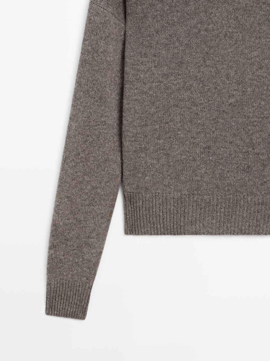 100% wool V-neck knit sweater